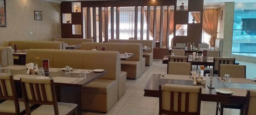 The Castle Premium Hotel Doha Buitenkant foto
